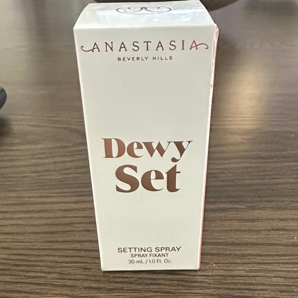 Anastasia Beverly Hills Dewy Set Spray - Elegant White and Gold